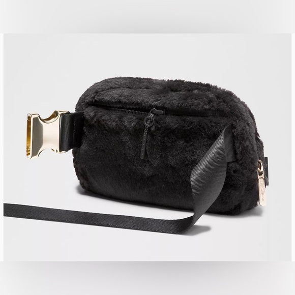 LULULEMON Everywhere Belt Bag Plush Sherpa - Black and Gold - Picture 5 of 8
